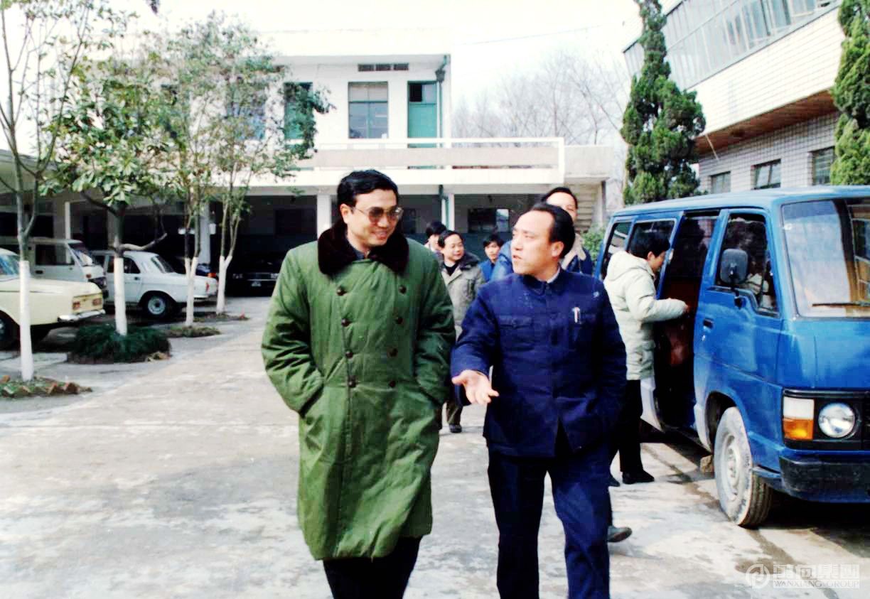 1988年1月31日， 團中央書記處書記李克強到我廠視察，魯冠球陪同參觀生產(chǎn)車間。.jpg