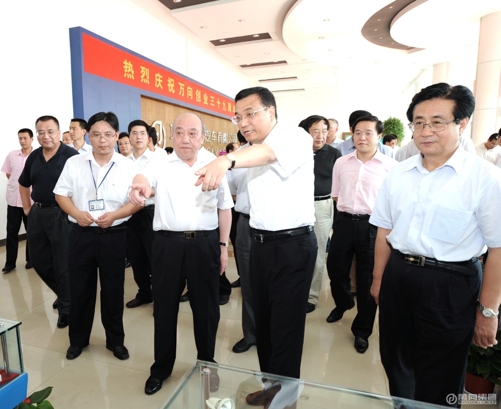 2008年7月7日，國務(wù)院副總理李克強視察萬向電動汽車。.JPG