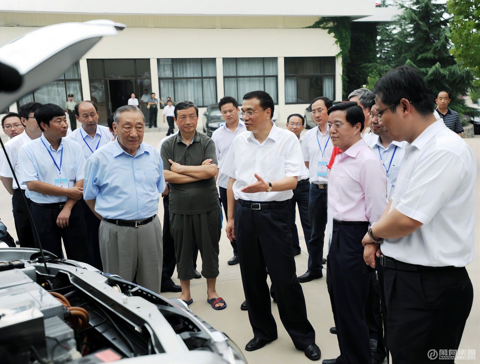 2009年8月5日，國務(wù)院副總理李克強等國家領(lǐng)導(dǎo)人在北戴河聽取萬向電動汽車匯報。(1).jpg