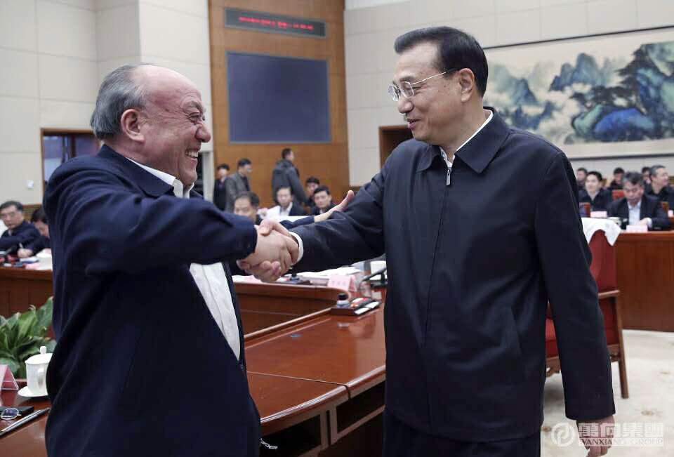 2016年1月25日，中央政治局常委，國務(wù)院總理李克強主持召開的專家學(xué)者和企業(yè)界人士座談會與魯冠球親切握手。.JPG