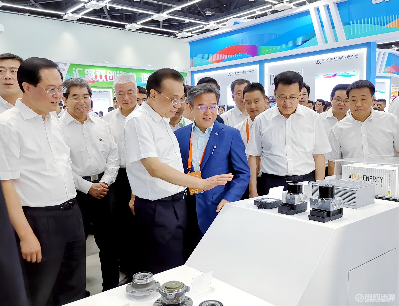 2019年6月13日，中央政治局常委，國務(wù)院總理李克強出席在杭州舉行的雙創(chuàng)周活動時，在萬向展臺聽取了魯偉鼎董事長的介紹。(1).jpg